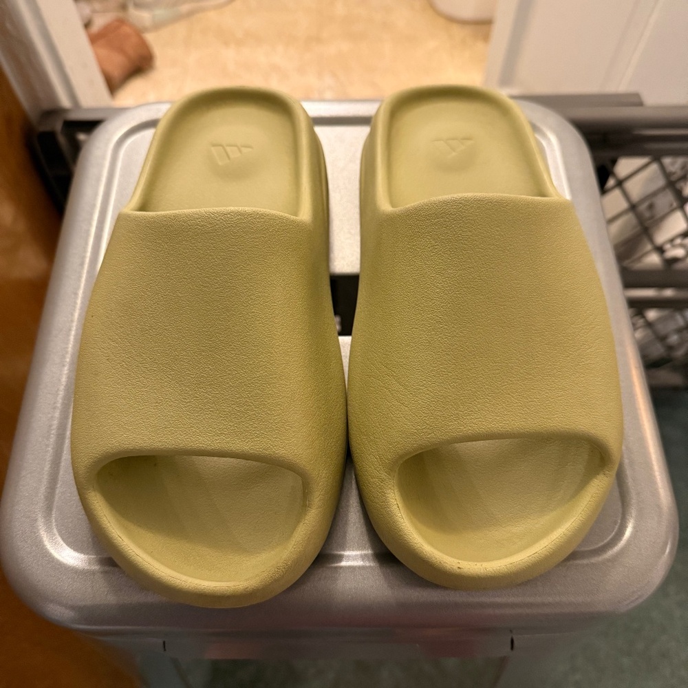 Size 8 Yeezy Slides in Resin